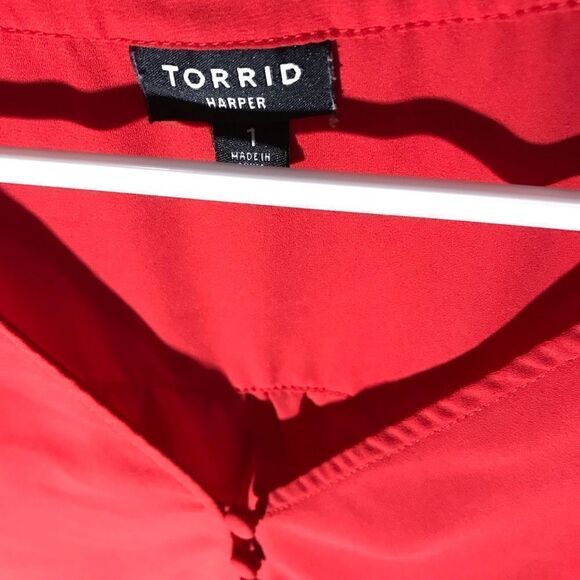 Torrid Harper Size 1 = 1X Red blouse top shirt tab sleeve polyester - Picture 3 of 4